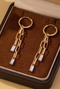 Paperclip Chain Dangle Design: Features double-strand paperclip link chains dangling in asymmetrical lengths for fluid movement.