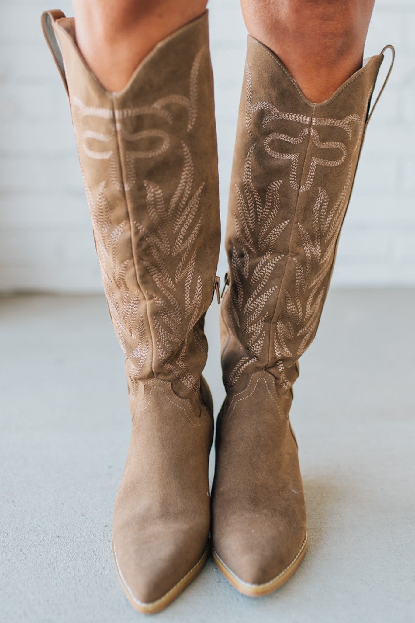 Women's Western Embroidered Pointed Toe Boots with Sde Zipper.