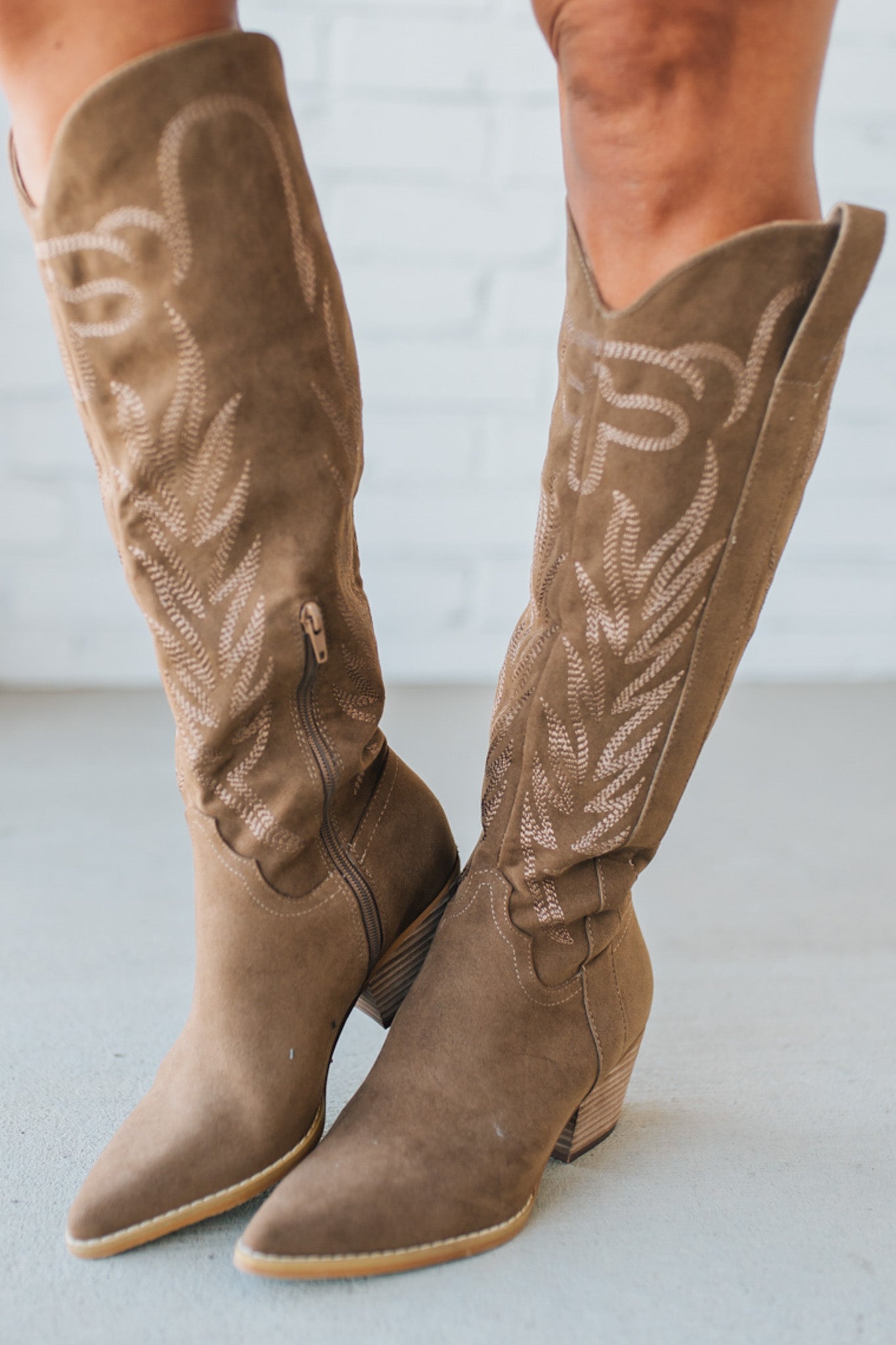 Women's Western Embroidered Pointed Toe Boots with Sde Zipper.