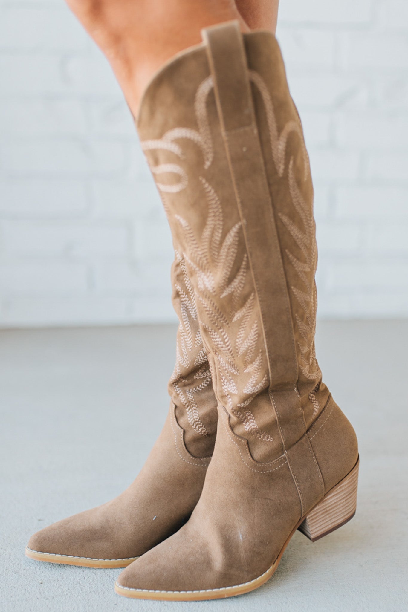 Women's Western Embroidered Pointed Toe Boots with Sde Zipper.