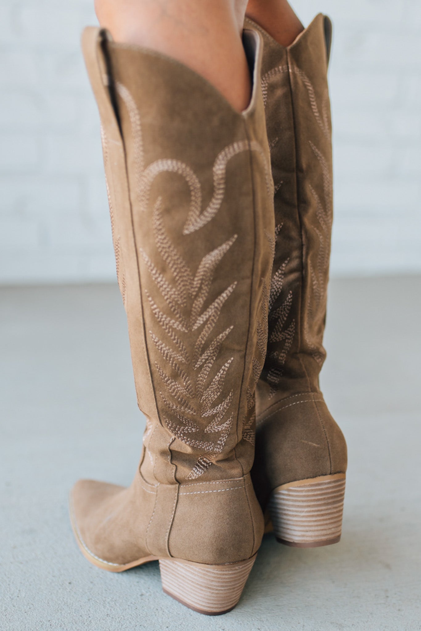 Women's Western Embroidered Pointed Toe Boots with Sde Zipper.