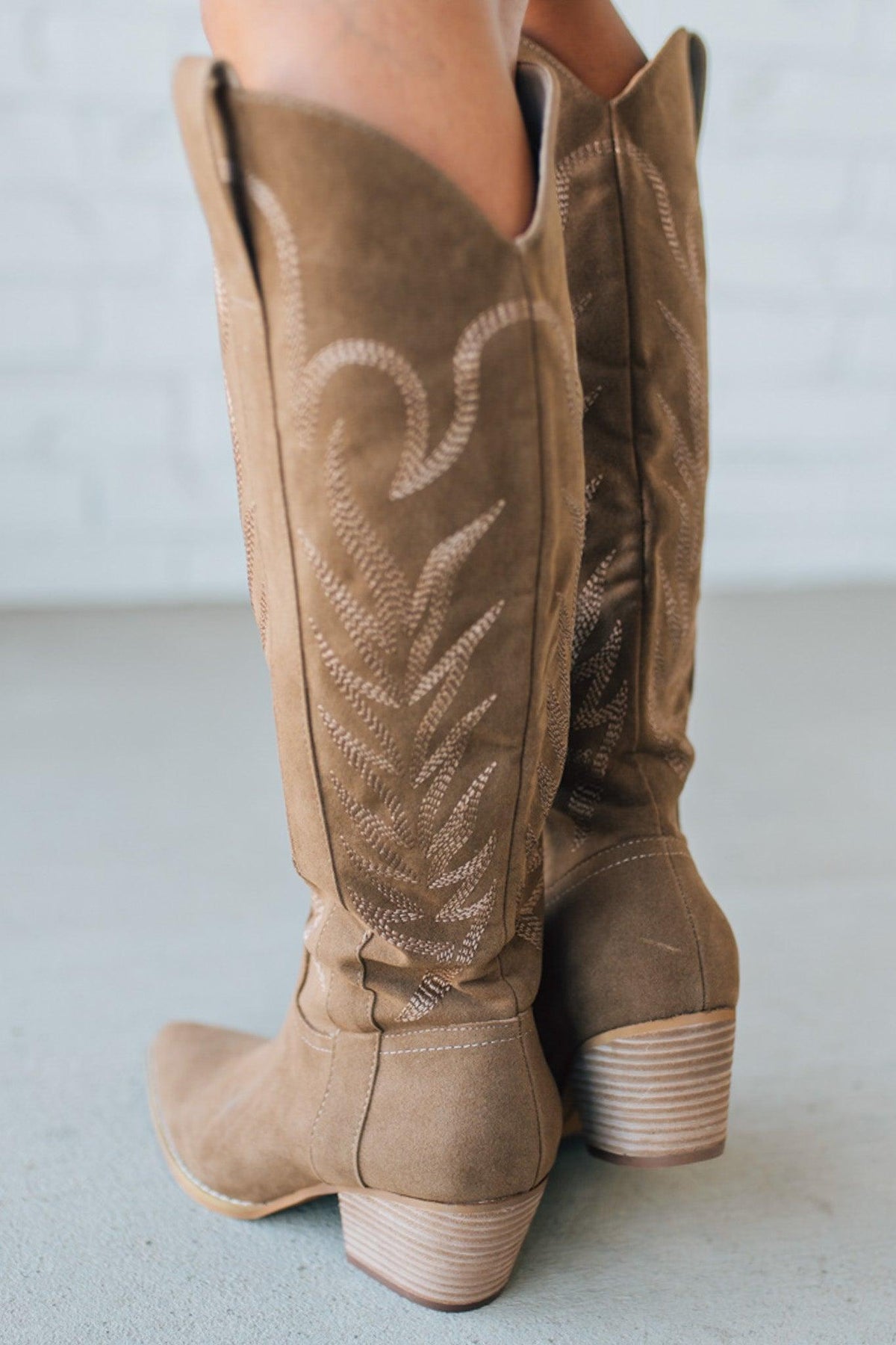 Women's Western Embroidered Pointed Toe Boots with Sde Zipper.