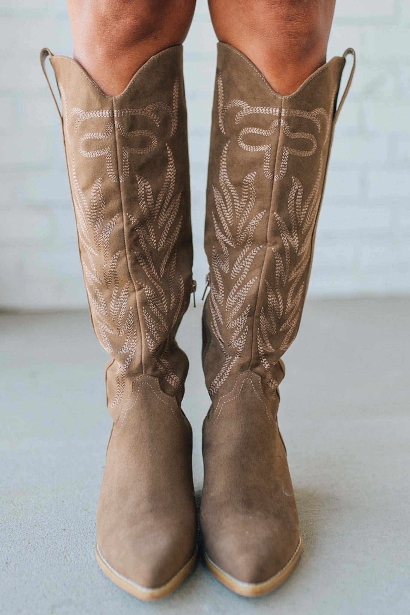 Women's Western Embroidered Pointed Toe Boots with Sde Zipper.