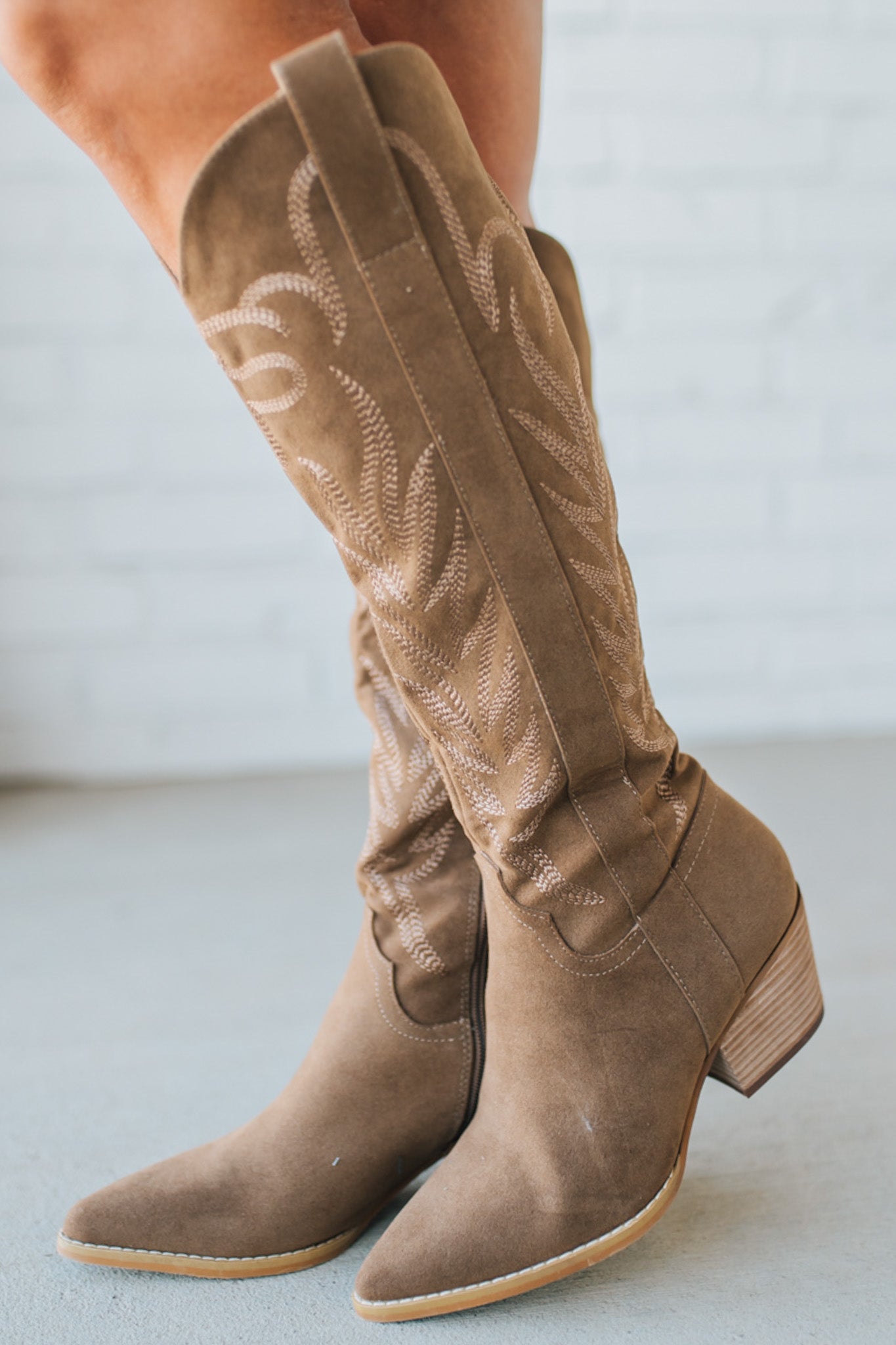 Women's Western Embroidered Pointed Toe Boots with Sde Zipper.