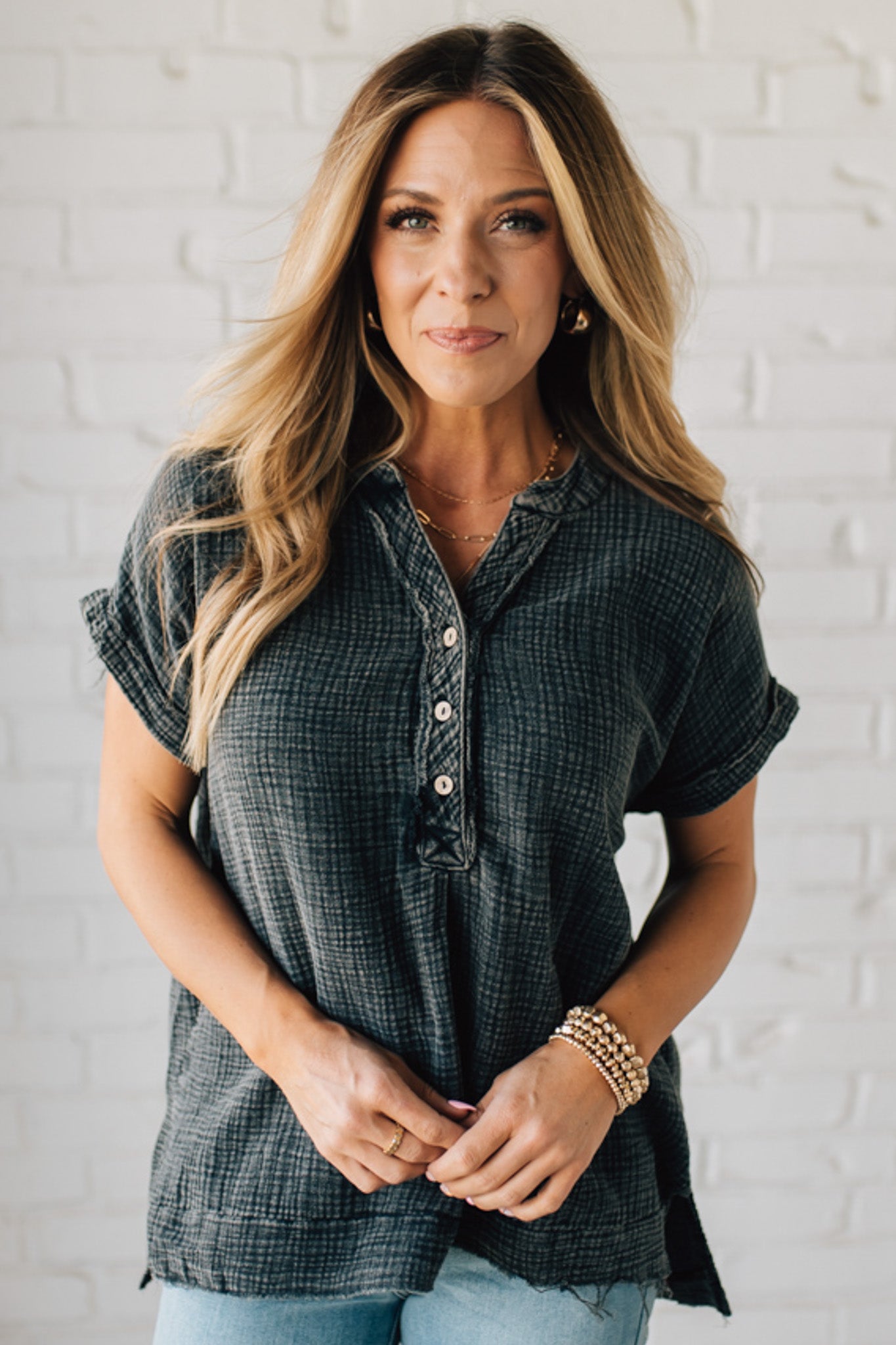 BLONDE WOMAN WEARING A WASHED DOUBLE GAUZE 3/4 BUTTON HENLEY NECK SHIRT.