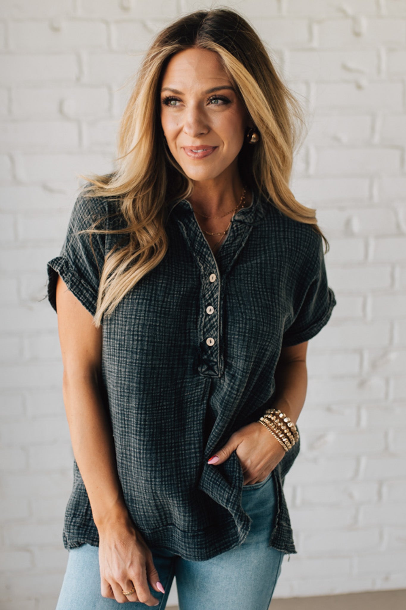 BLONDE WOMAN WEARING A WASHED DOUBLE GAUZE 3/4 BUTTON HENLEY NECK SHIRT.