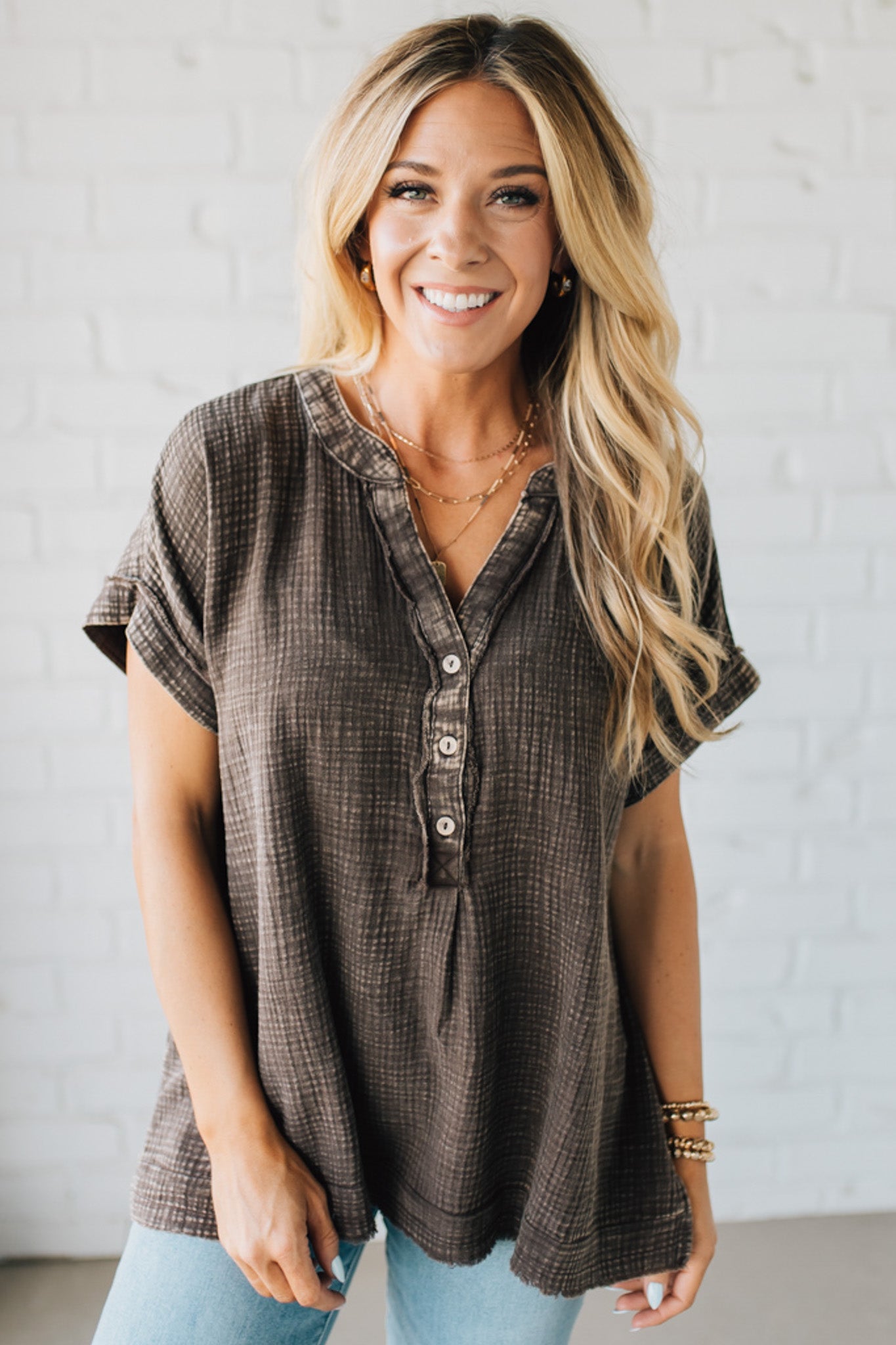 BLONDE WOMAN WEARING A WASHED DOUBLE GAUZE 3/4 BUTTON HENLEY NECK SHIRT.