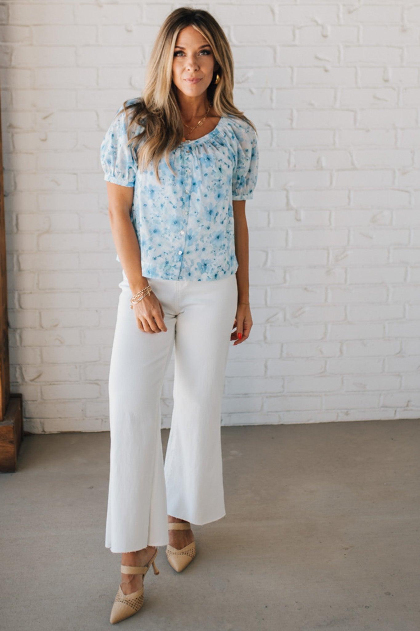 BLONDE WOMAN WEARING A FLORAL BOXY PUFF SLEEVE BUTTON UP TOP