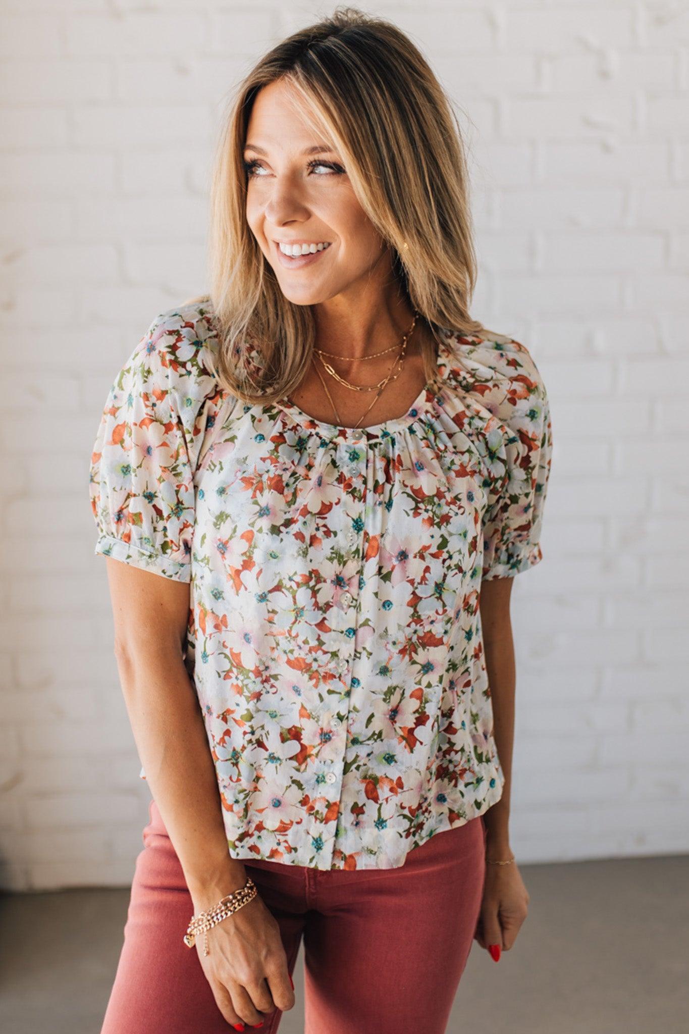 BLONDE WOMAN WEARING A FLORAL BOXY PUFF SLEEVE BUTTON UP TOP