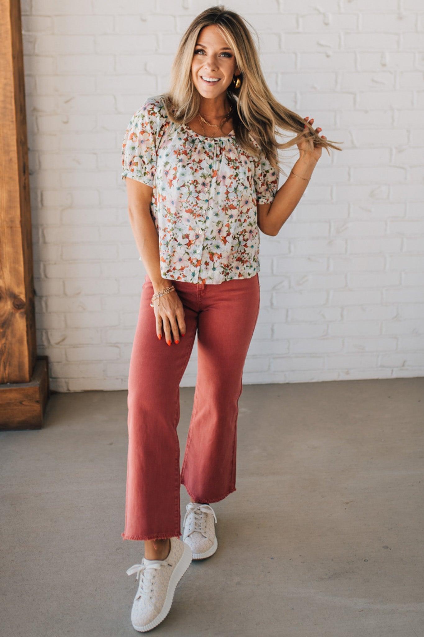 BLONDE WOMAN WEARING A FLORAL BOXY PUFF SLEEVE BUTTON UP TOP
