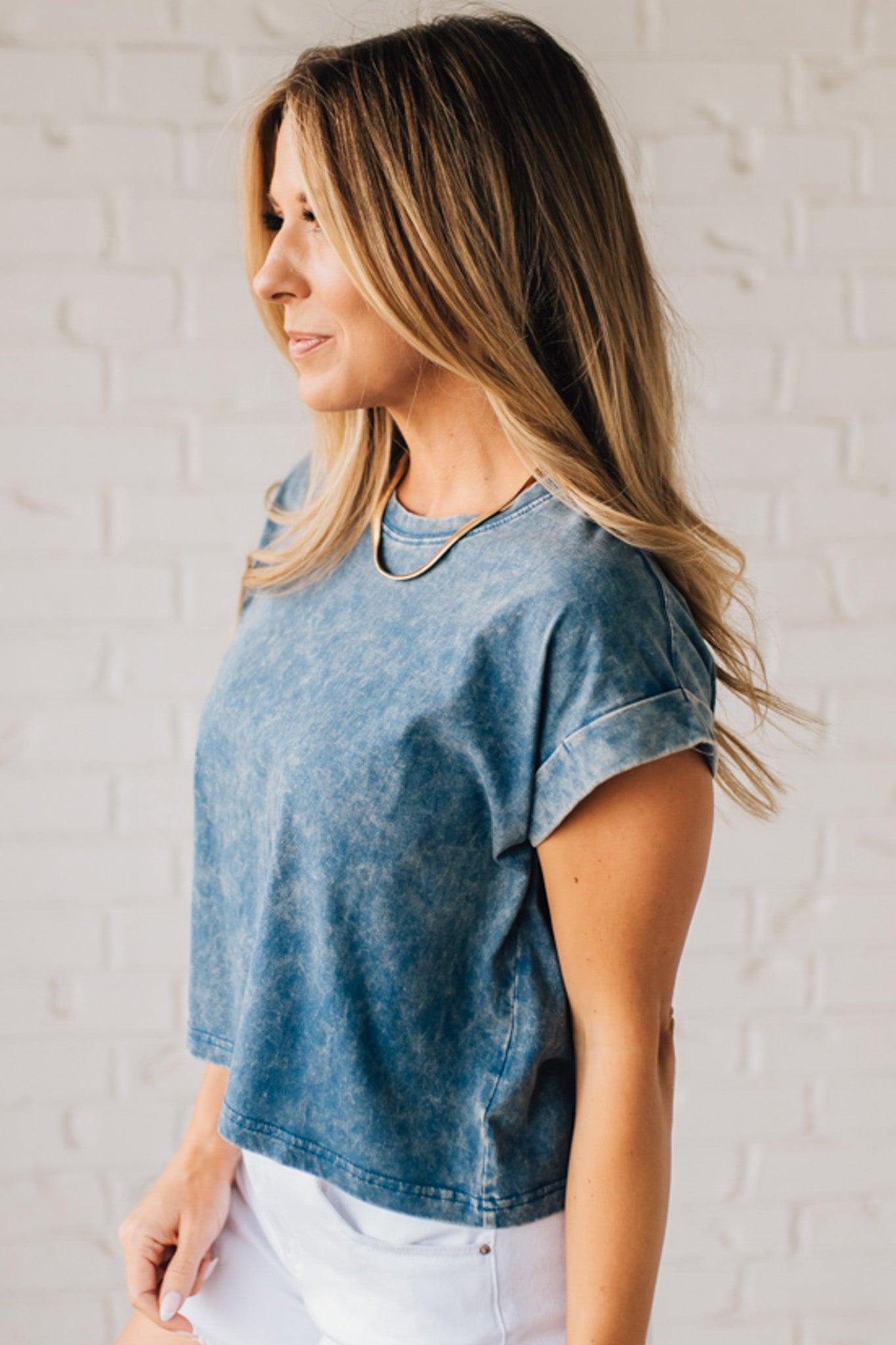 BLONDE WOMAN WEARING A MINERAL WASHED COTTON CUFFED SHORT SLEEVE TOP.
