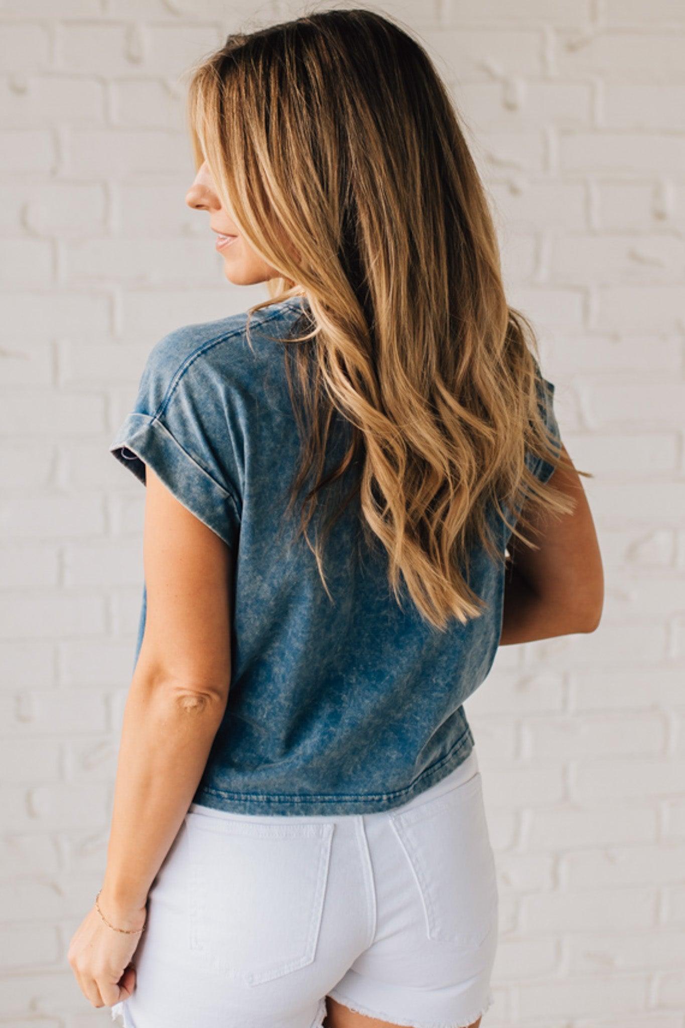 BLONDE WOMAN WEARING A MINERAL WASHED COTTON CUFFED SHORT SLEEVE TOP.