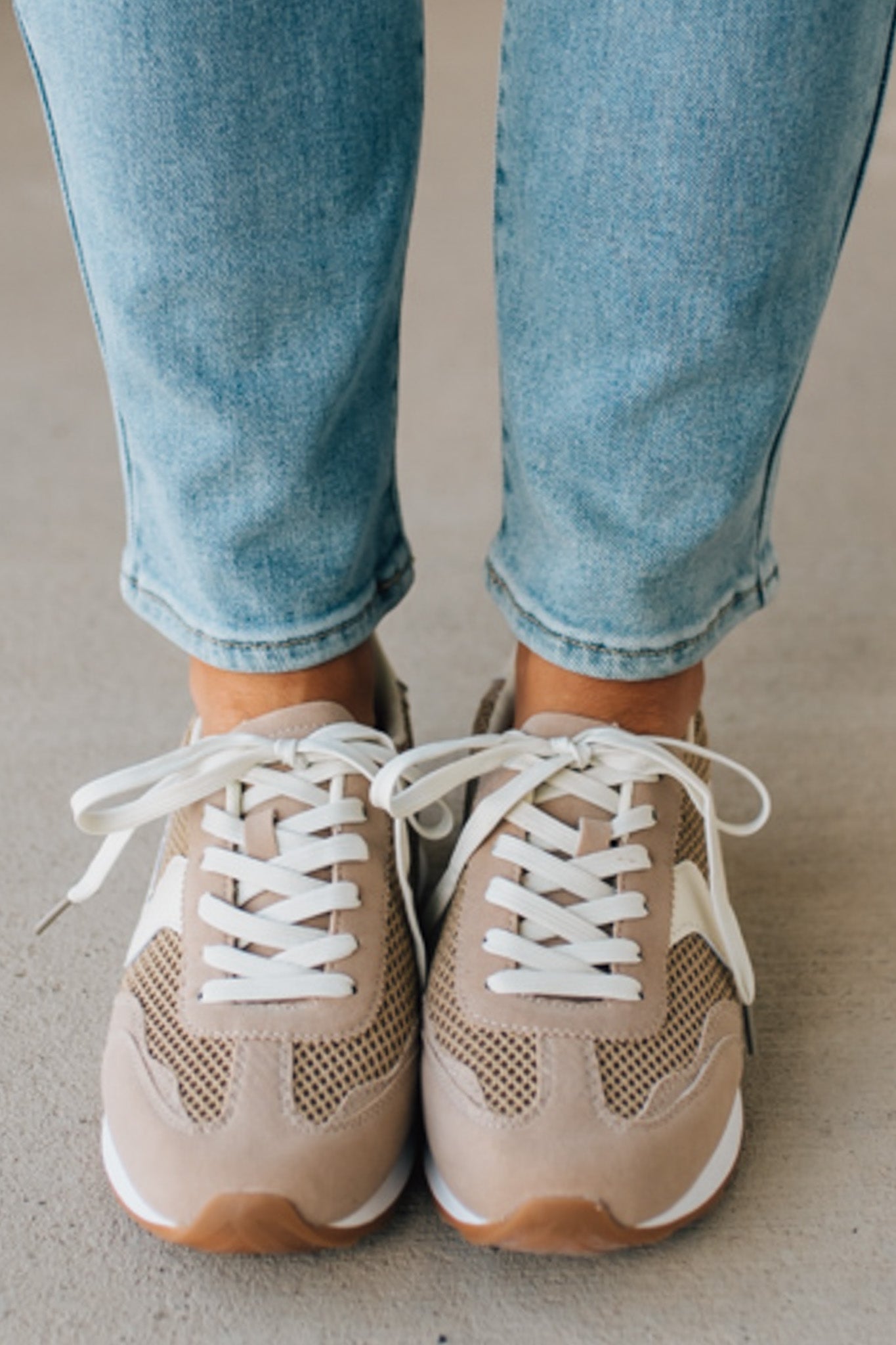 Training Stripe Sneakers with camel rubber sole contrast and white laces