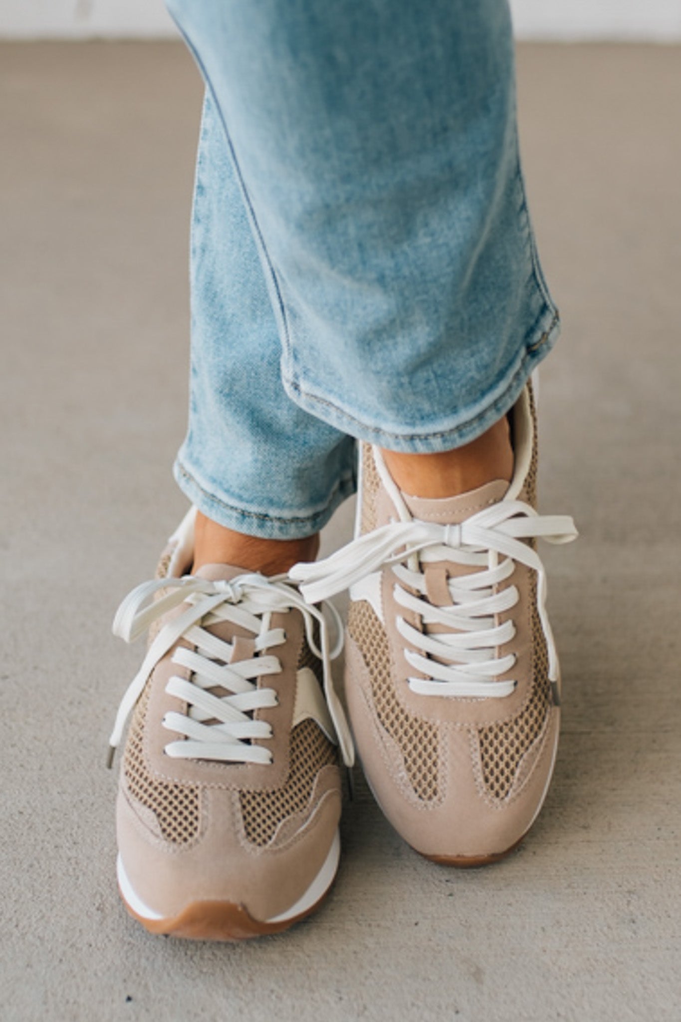 Training Stripe Sneakers with camel rubber sole contrast and white laces