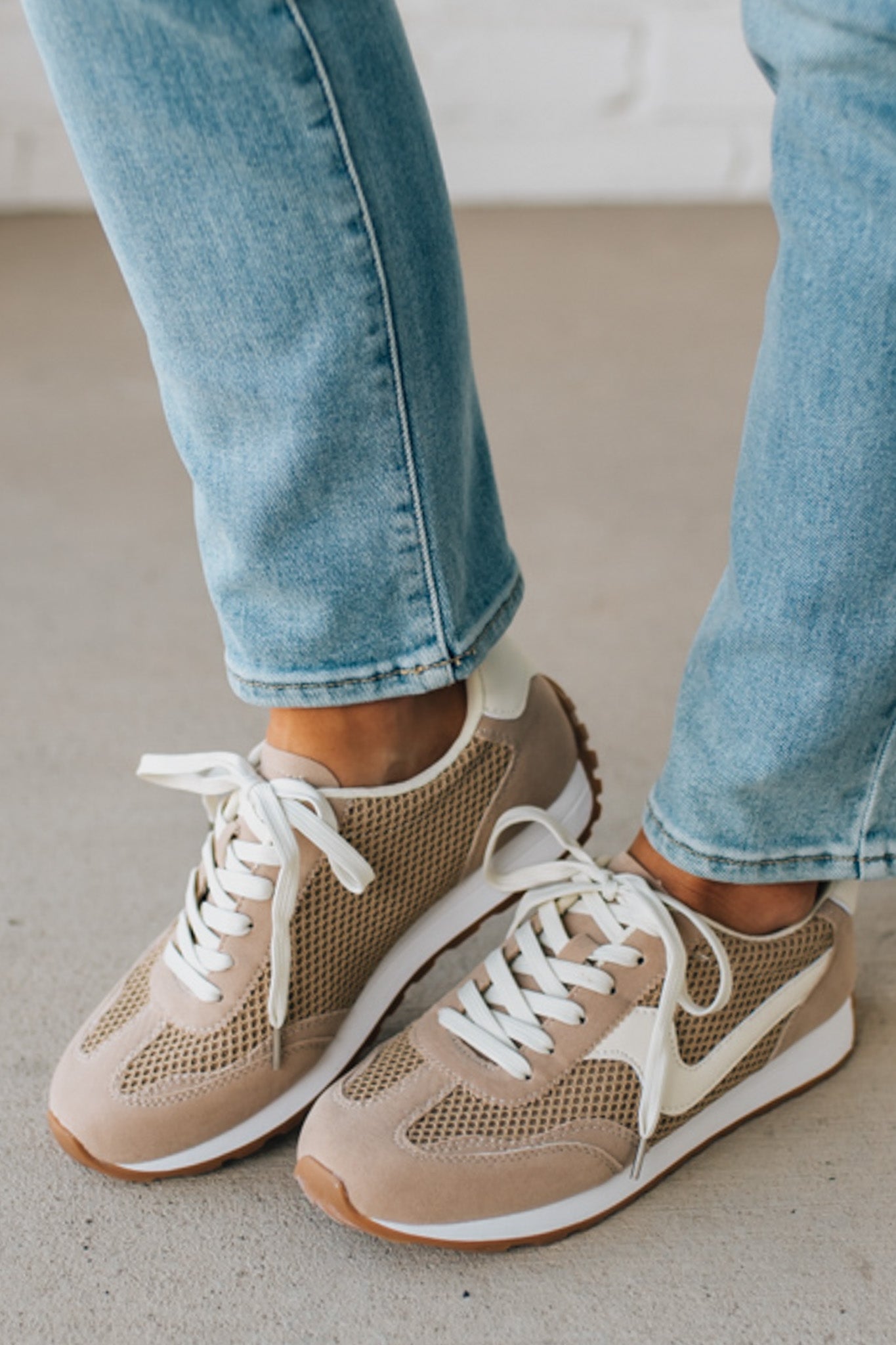 Training Stripe Sneakers with camel rubber sole contrast and white laces