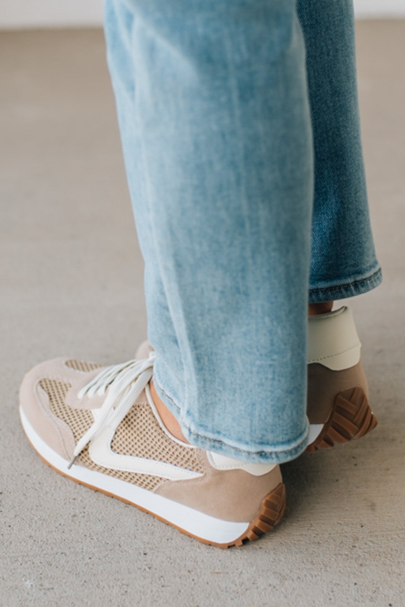Training Stripe Sneakers with camel rubber sole contrast and white laces