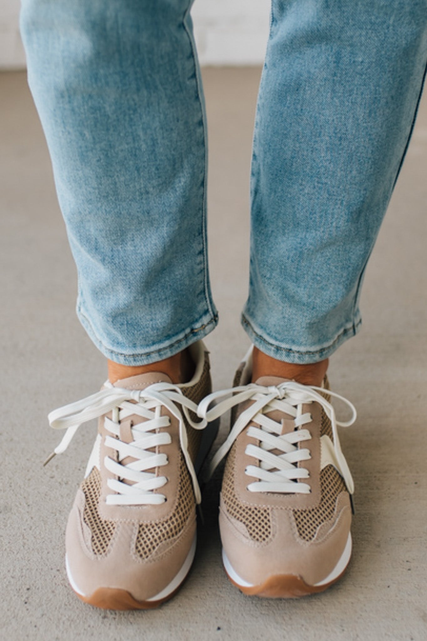 Training Stripe Sneakers with camel rubber sole contrast and white laces