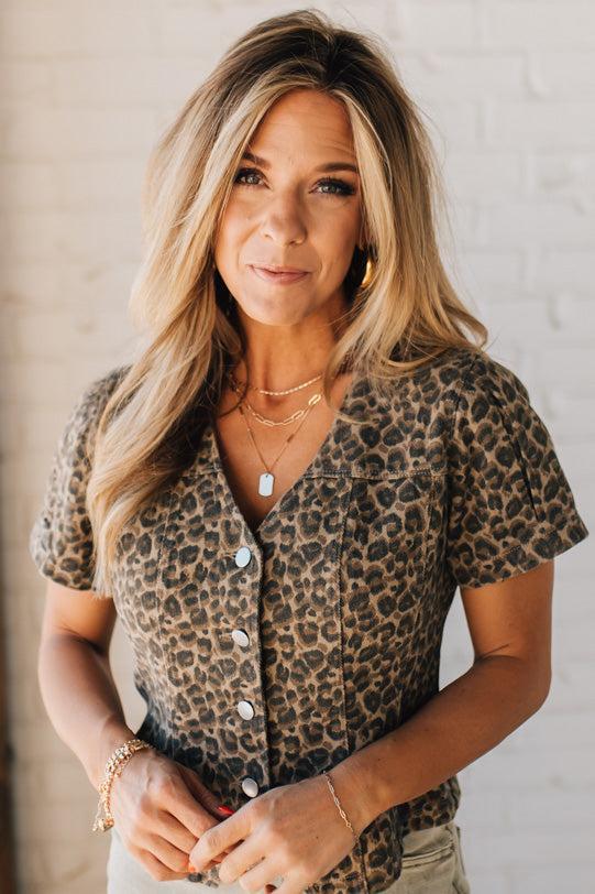 BLONDE WOMAN WEARING A VINTAGE LEOPARD TWILL BUTTON FRONT TOP WITH PUFF SLEEVES.