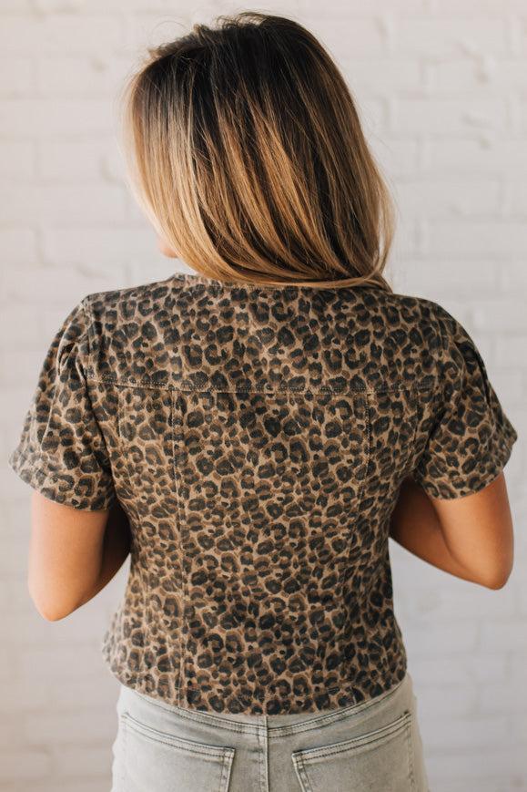 BLONDE WOMAN WEARING A VINTAGE LEOPARD TWILL BUTTON FRONT TOP WITH PUFF SLEEVES.