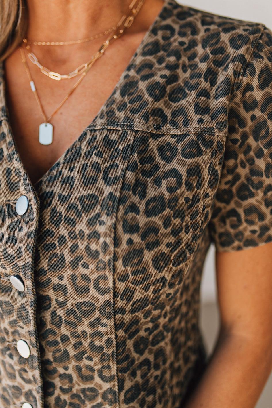 BLONDE WOMAN WEARING A VINTAGE LEOPARD TWILL BUTTON FRONT TOP WITH PUFF SLEEVES.