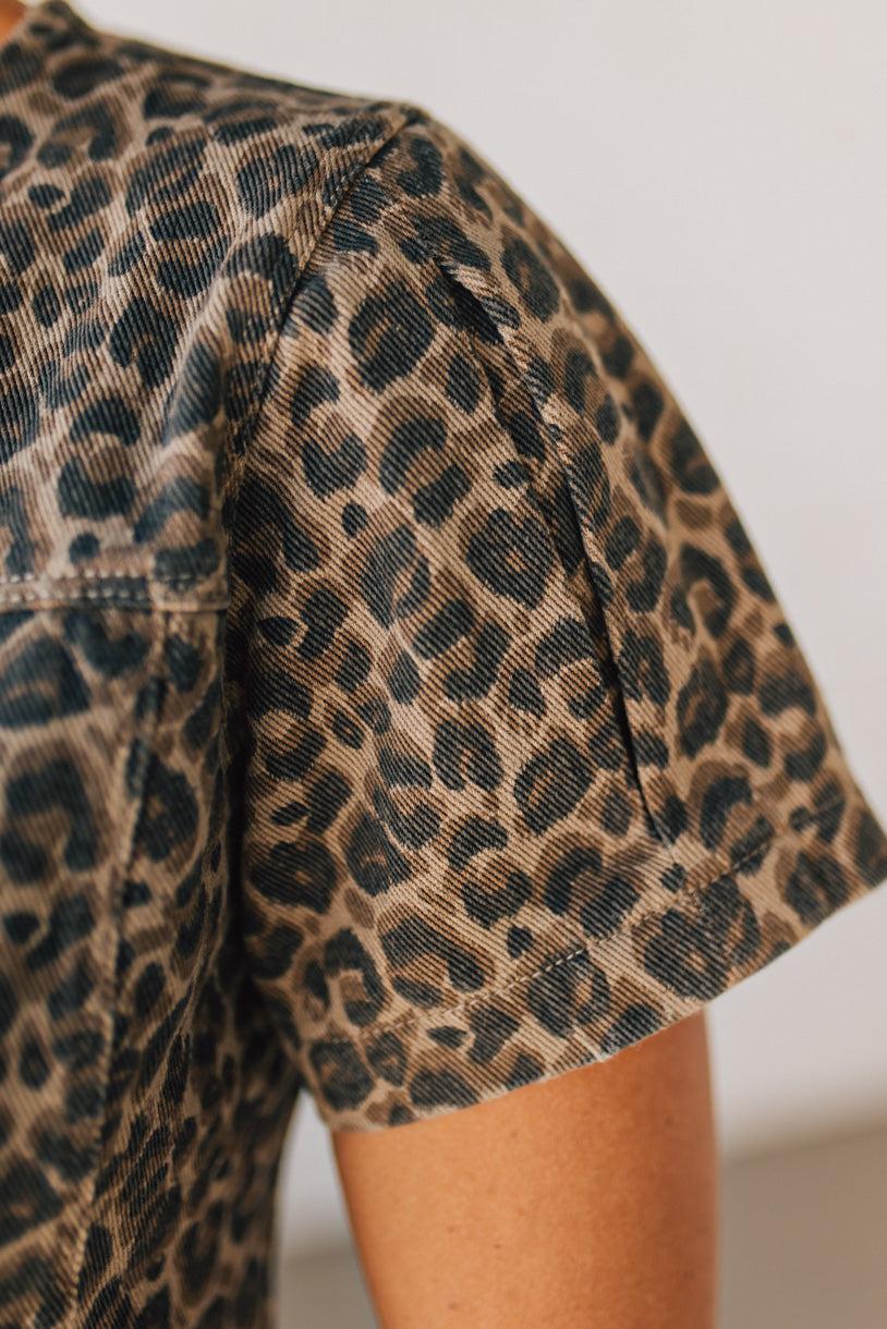 BLONDE WOMAN WEARING A VINTAGE LEOPARD TWILL BUTTON FRONT TOP WITH PUFF SLEEVES.