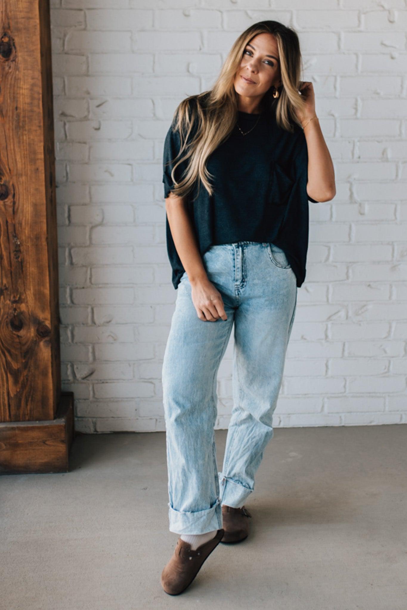 BLONDE WOMAN WEARING A SOLID MINERAL WASHED RIBBED CUFFED SHORT SLEEVE ROUND NECK TOP.
