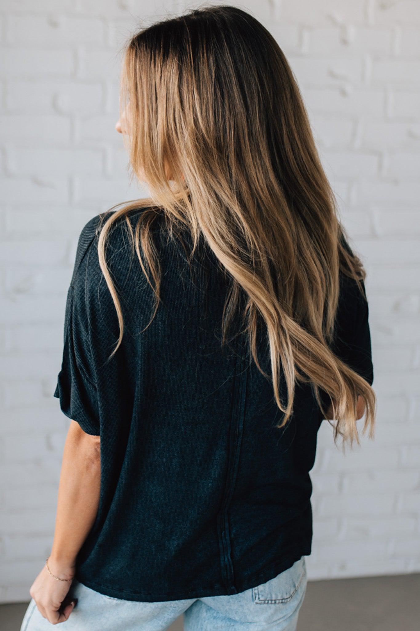 BLONDE WOMAN WEARING A SOLID MINERAL WASHED RIBBED CUFFED SHORT SLEEVE ROUND NECK TOP.