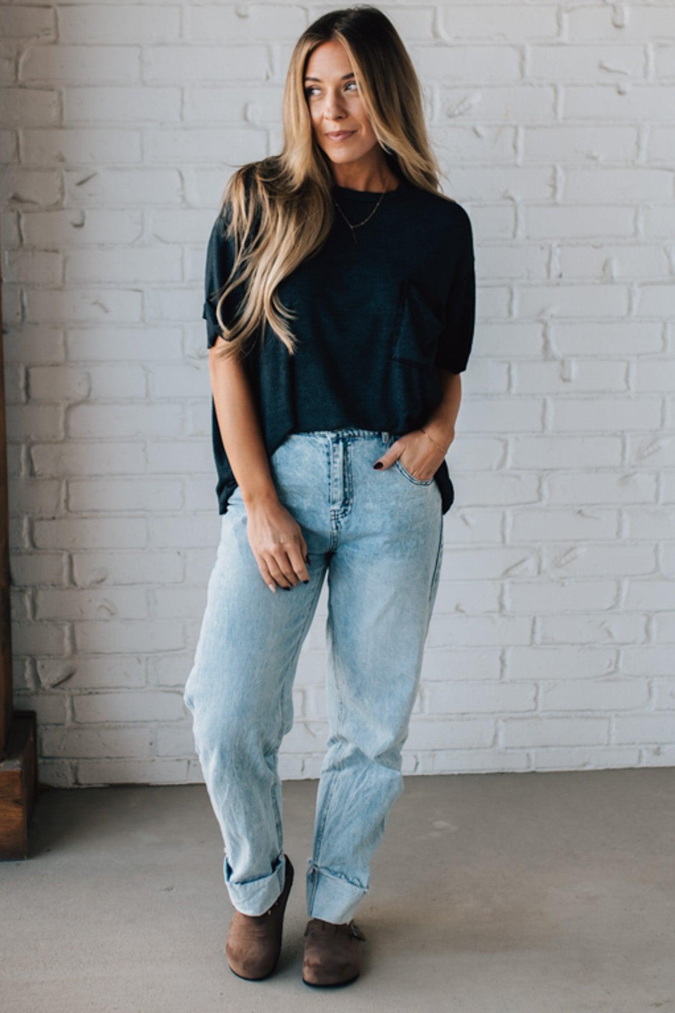 BLONDE WOMAN WEARING A SOLID MINERAL WASHED RIBBED CUFFED SHORT SLEEVE ROUND NECK TOP.