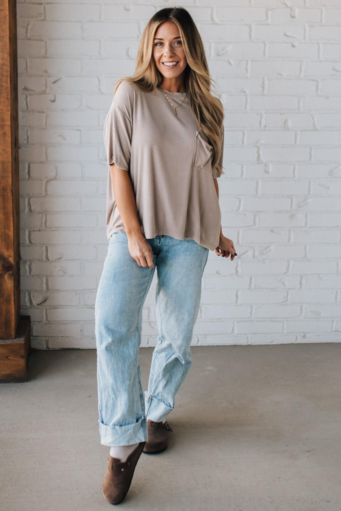 BLONDE WOMAN WEARING A SOLID MINERAL WASHED RIBBED CUFFED SHORT SLEEVE ROUND NECK TOP.