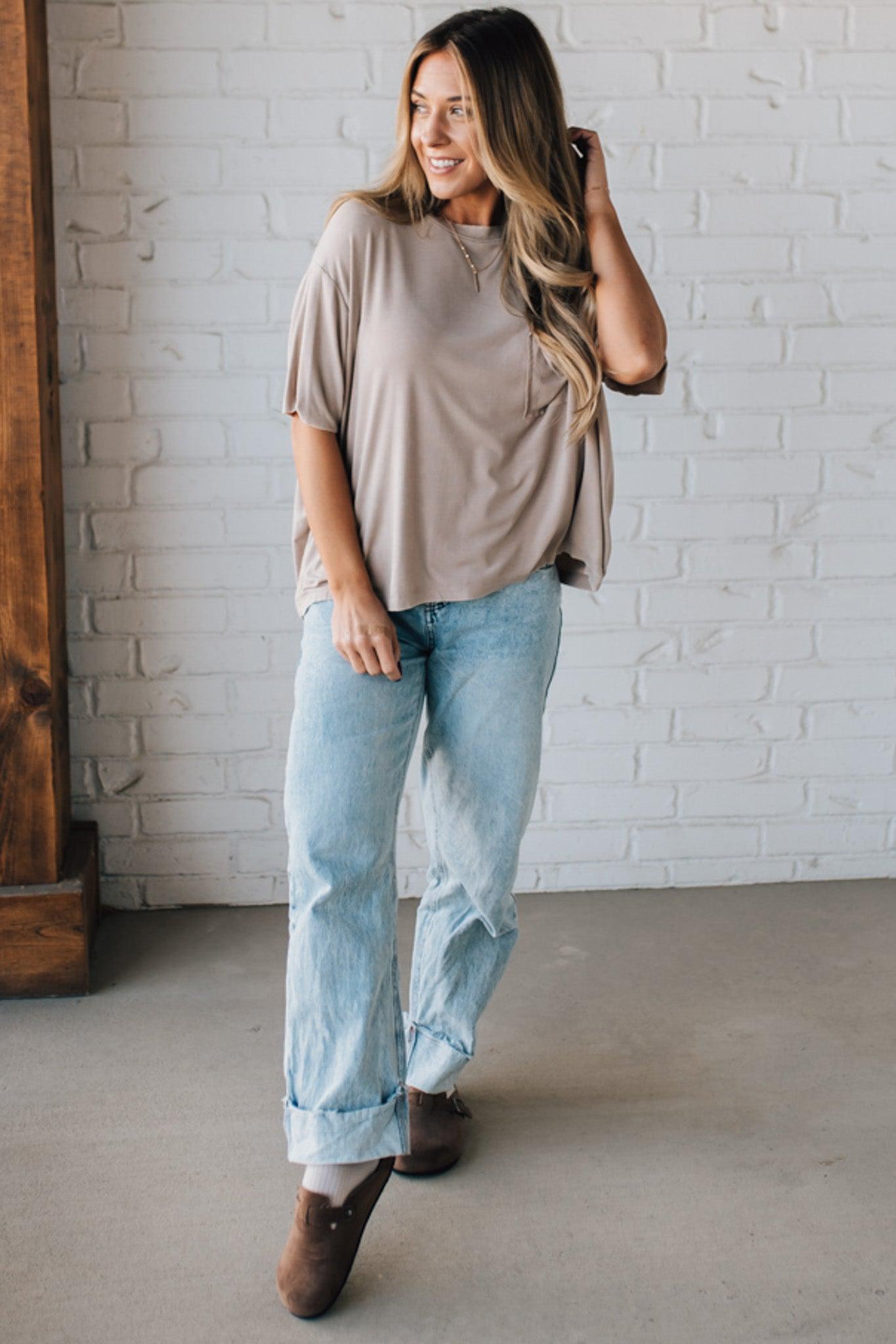 BLONDE WOMAN WEARING A SOLID MINERAL WASHED RIBBED CUFFED SHORT SLEEVE ROUND NECK TOP.