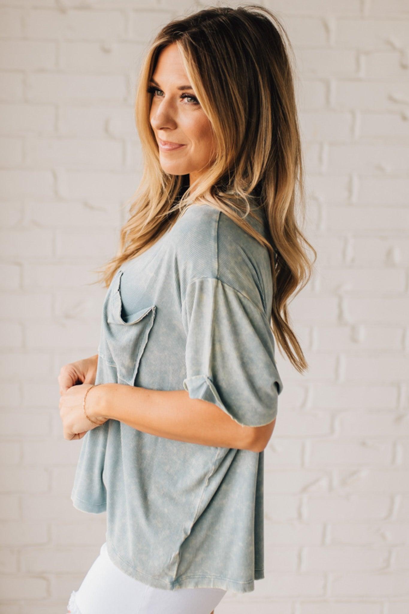 BLONDE WOMAN WEARING A SOLID MINERAL WASHED RIBBED CUFFED SHORT SLEEVE ROUND NECK TOP.