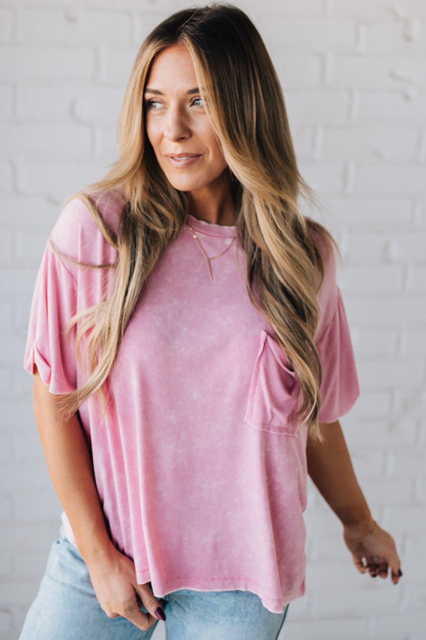 BLONDE WOMAN WEARING A SOLID MINERAL WASHED RIBBED CUFFED SHORT SLEEVE ROUND NECK TOP.