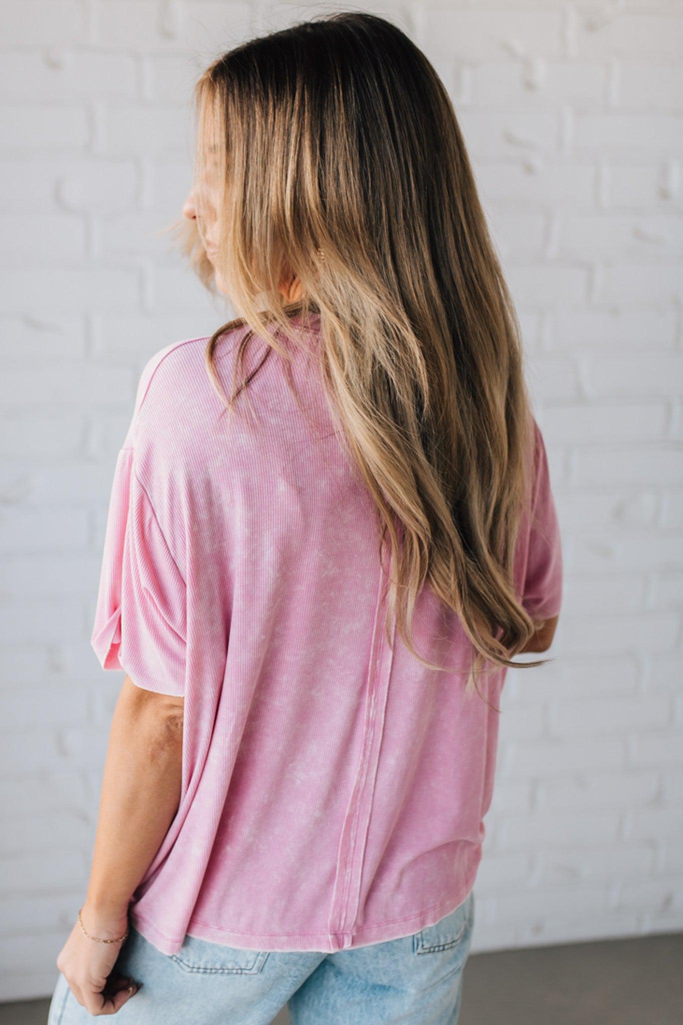 BLONDE WOMAN WEARING A SOLID MINERAL WASHED RIBBED CUFFED SHORT SLEEVE ROUND NECK TOP.