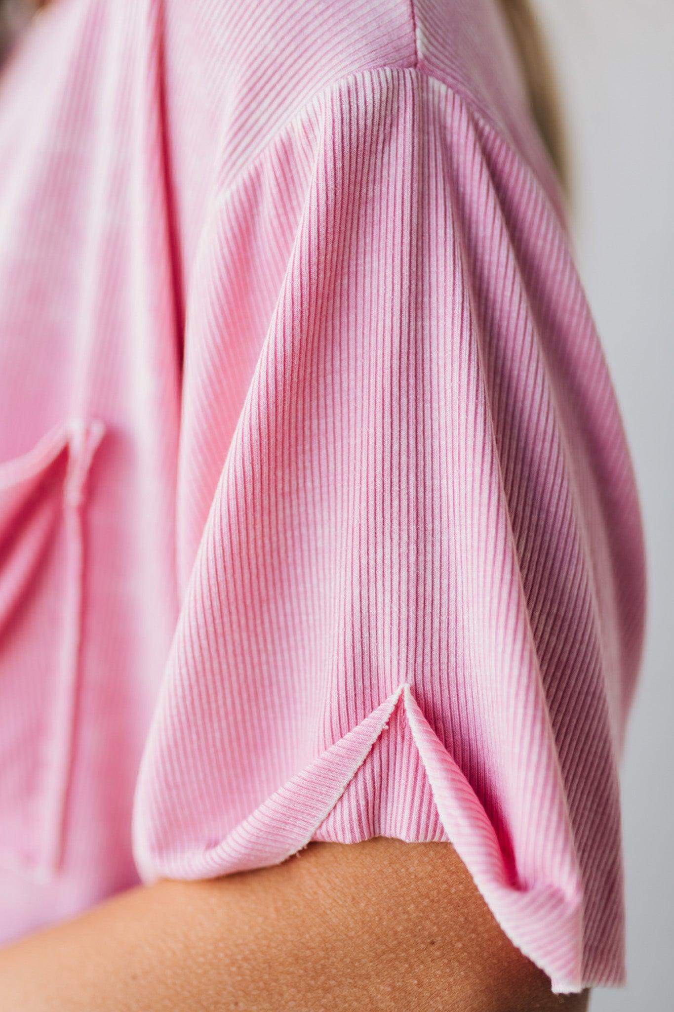 BLONDE WOMAN WEARING A SOLID MINERAL WASHED RIBBED CUFFED SHORT SLEEVE ROUND NECK TOP.