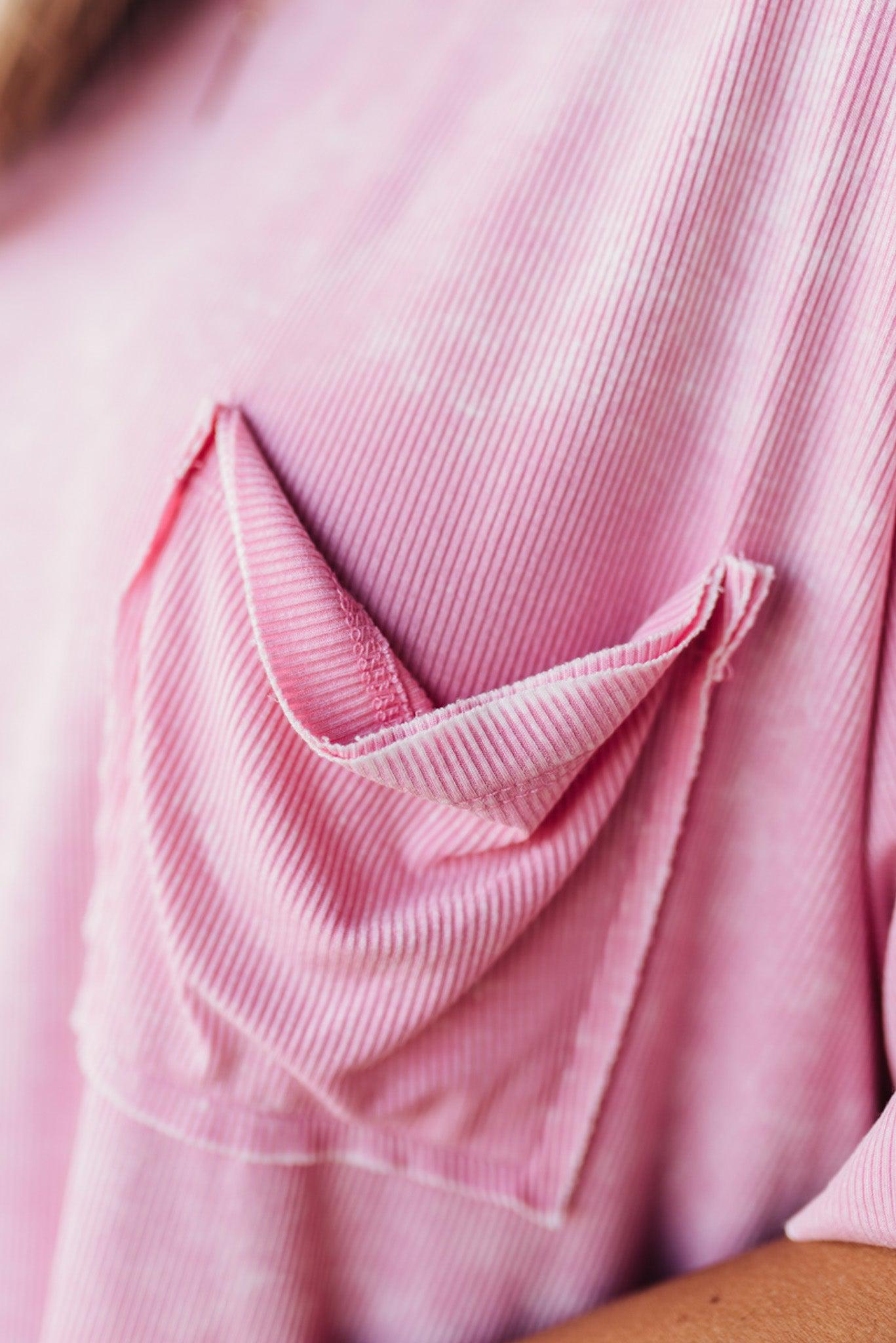 BLONDE WOMAN WEARING A SOLID MINERAL WASHED RIBBED CUFFED SHORT SLEEVE ROUND NECK TOP.
