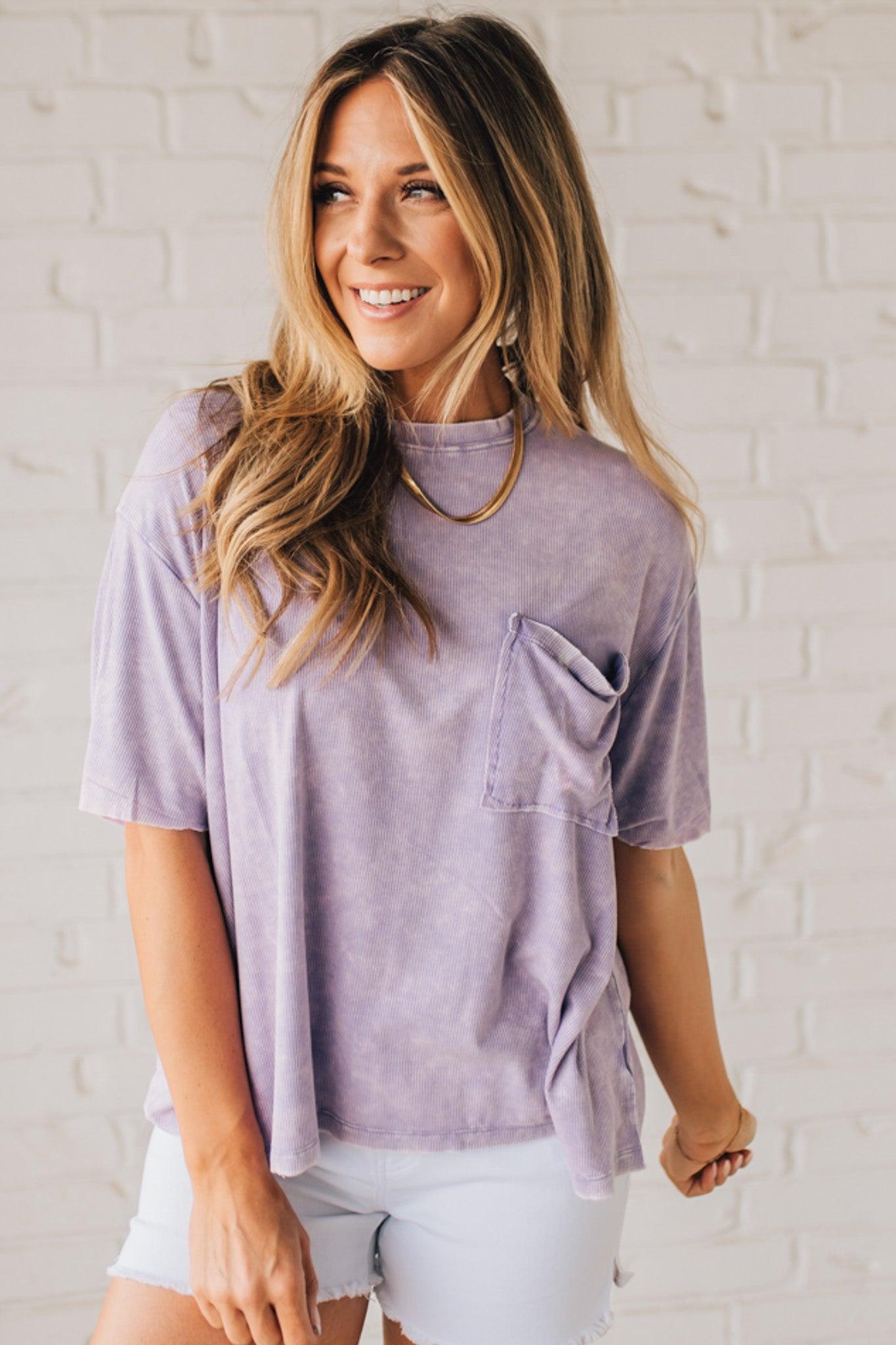 BLONDE WOMAN WEARING A SOLID MINERAL WASHED RIBBED CUFFED SHORT SLEEVE ROUND NECK TOP.