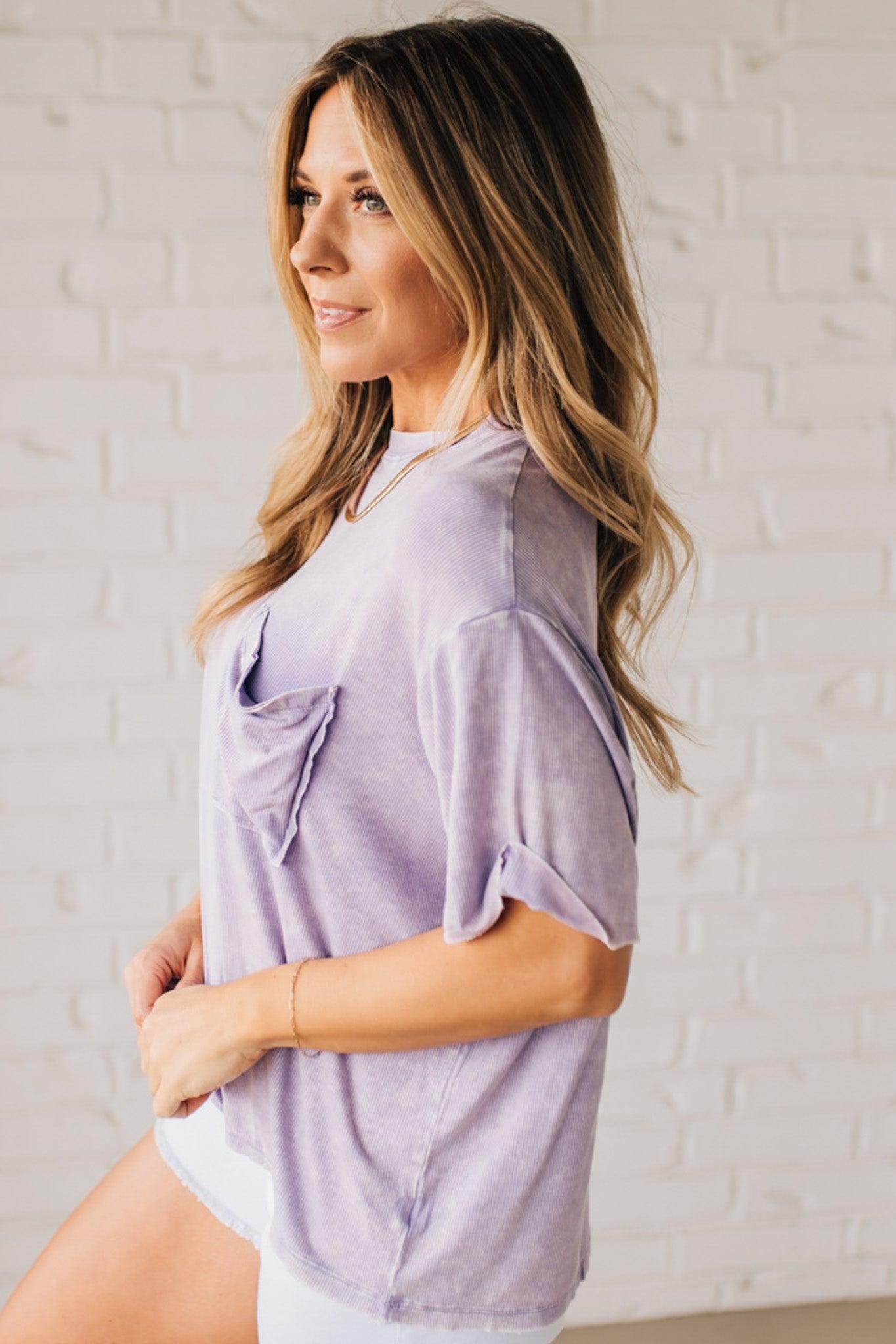 BLONDE WOMAN WEARING A SOLID MINERAL WASHED RIBBED CUFFED SHORT SLEEVE ROUND NECK TOP.