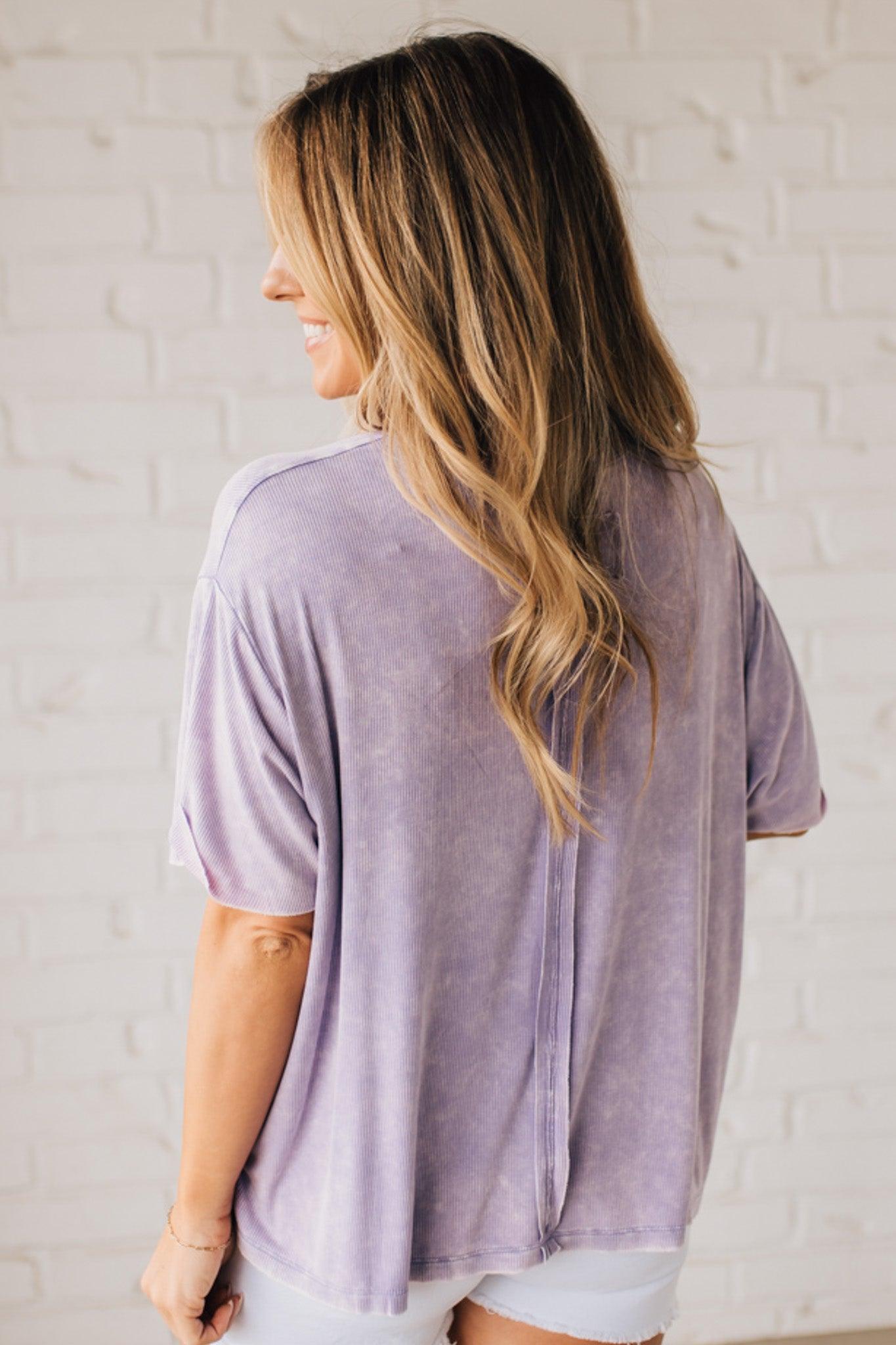 BLONDE WOMAN WEARING A SOLID MINERAL WASHED RIBBED CUFFED SHORT SLEEVE ROUND NECK TOP.