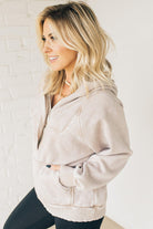 BLONDE WOMAN WEARING A SOLID COLOR ACID WASH FLEECE OVERSIZED 1/4 ZIP KANGAROO POCKET HOODIE.