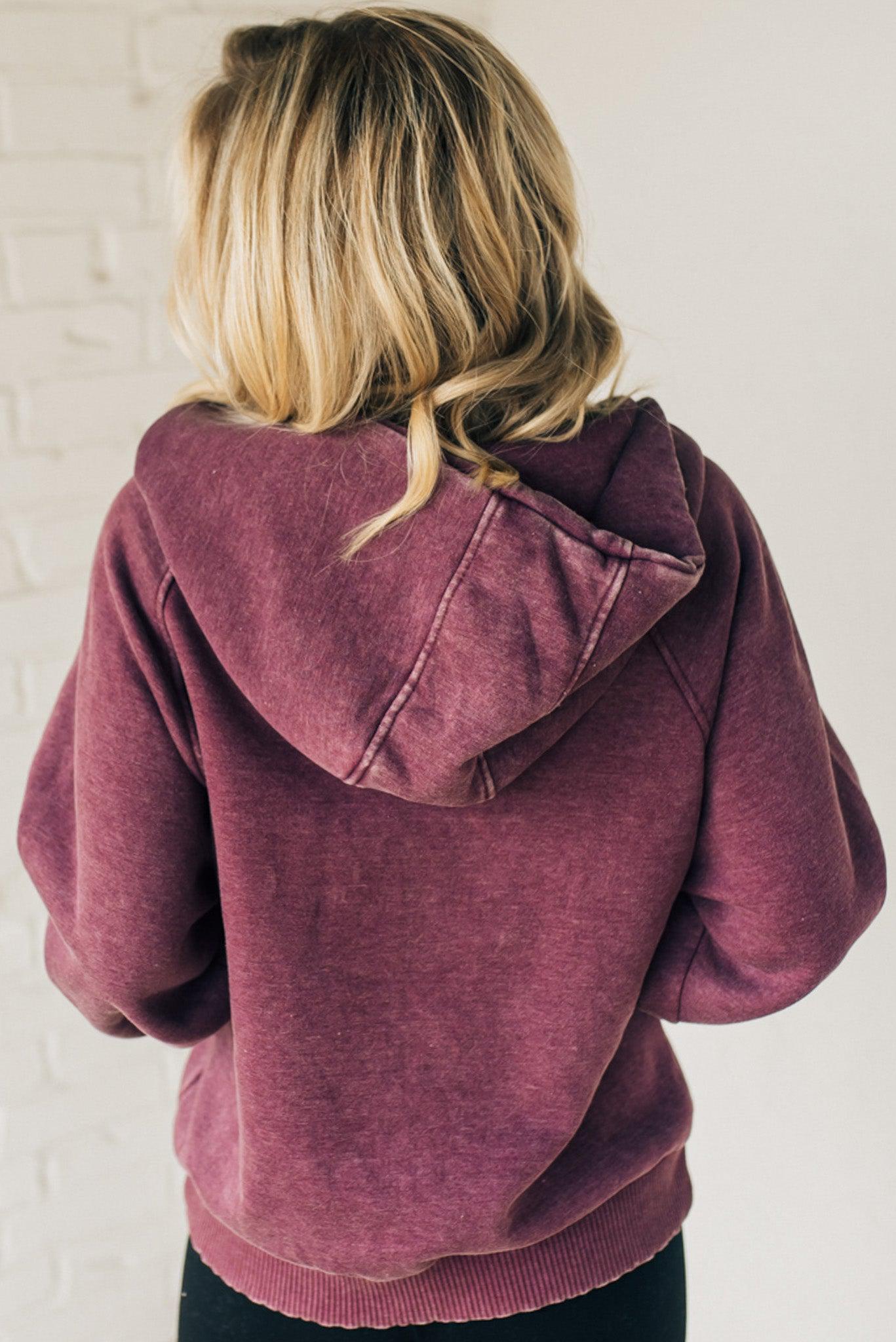 BLONDE WOMAN WEARING A SOLID COLOR ACID WASH FLEECE OVERSIZED 1/4 ZIP KANGAROO POCKET HOODIE.