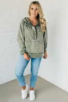 BLONDE WOMAN WEARING A SOLID COLOR ACID WASH FLEECE OVERSIZED 1/4 ZIP KANGAROO POCKET HOODIE.