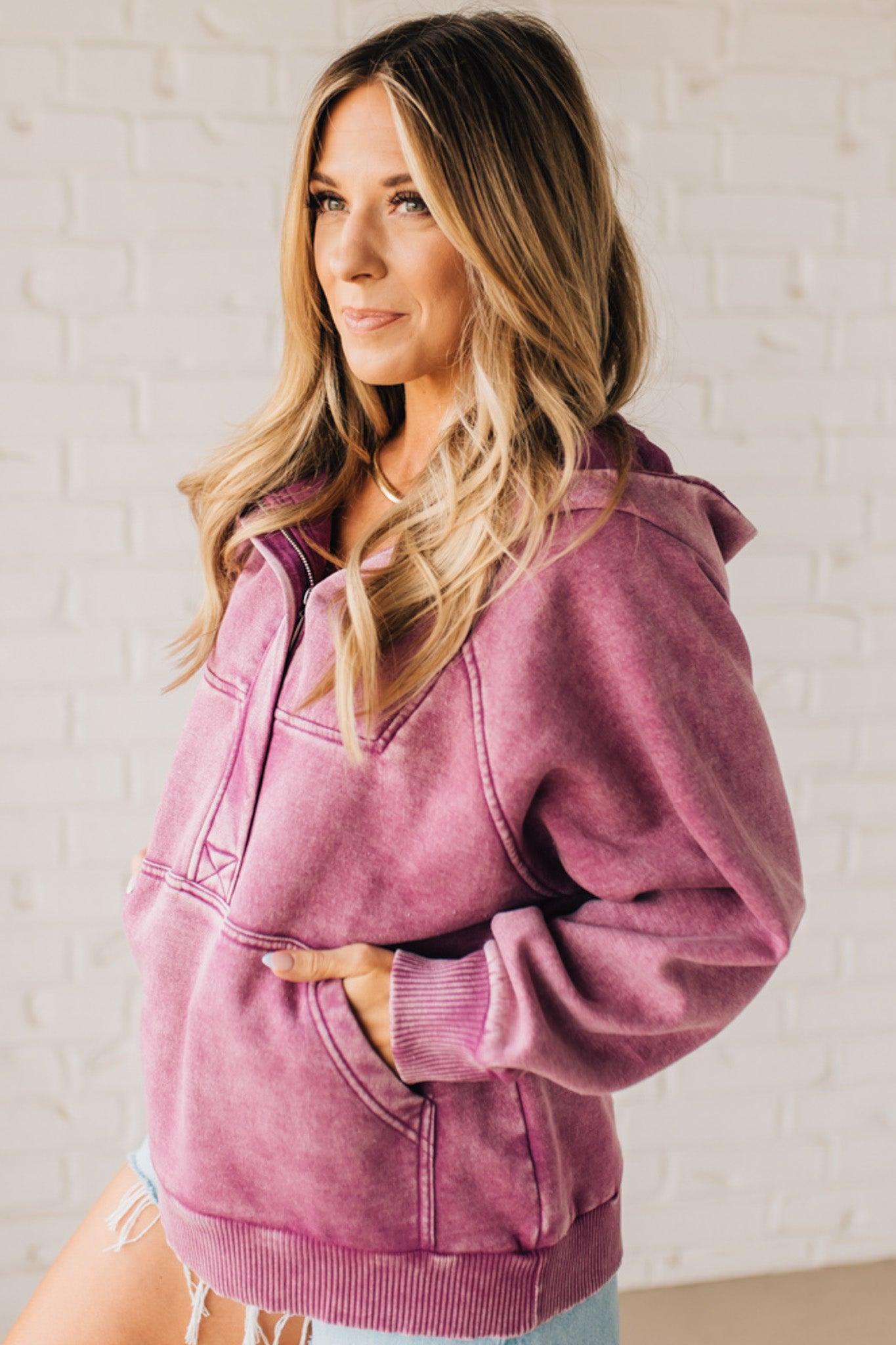 BLONDE WOMAN WEARING A SOLID COLOR ACID WASH FLEECE OVERSIZED 1/4 ZIP KANGAROO POCKET HOODIE.