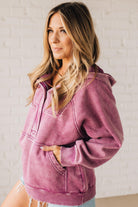 BLONDE WOMAN WEARING A SOLID COLOR ACID WASH FLEECE OVERSIZED 1/4 ZIP KANGAROO POCKET HOODIE.