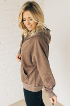 BLONDE WOMAN WEARING A SOLID COLOR ACID WASH FLEECE OVERSIZED 1/4 ZIP KANGAROO POCKET HOODIE.