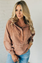 BLONDE WOMAN WEARING A SOLID COLOR ACID WASH FLEECE OVERSIZED 1/4 ZIP KANGAROO POCKET HOODIE.