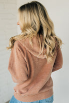 BLONDE WOMAN WEARING A SOLID COLOR ACID WASH FLEECE OVERSIZED 1/4 ZIP KANGAROO POCKET HOODIE.