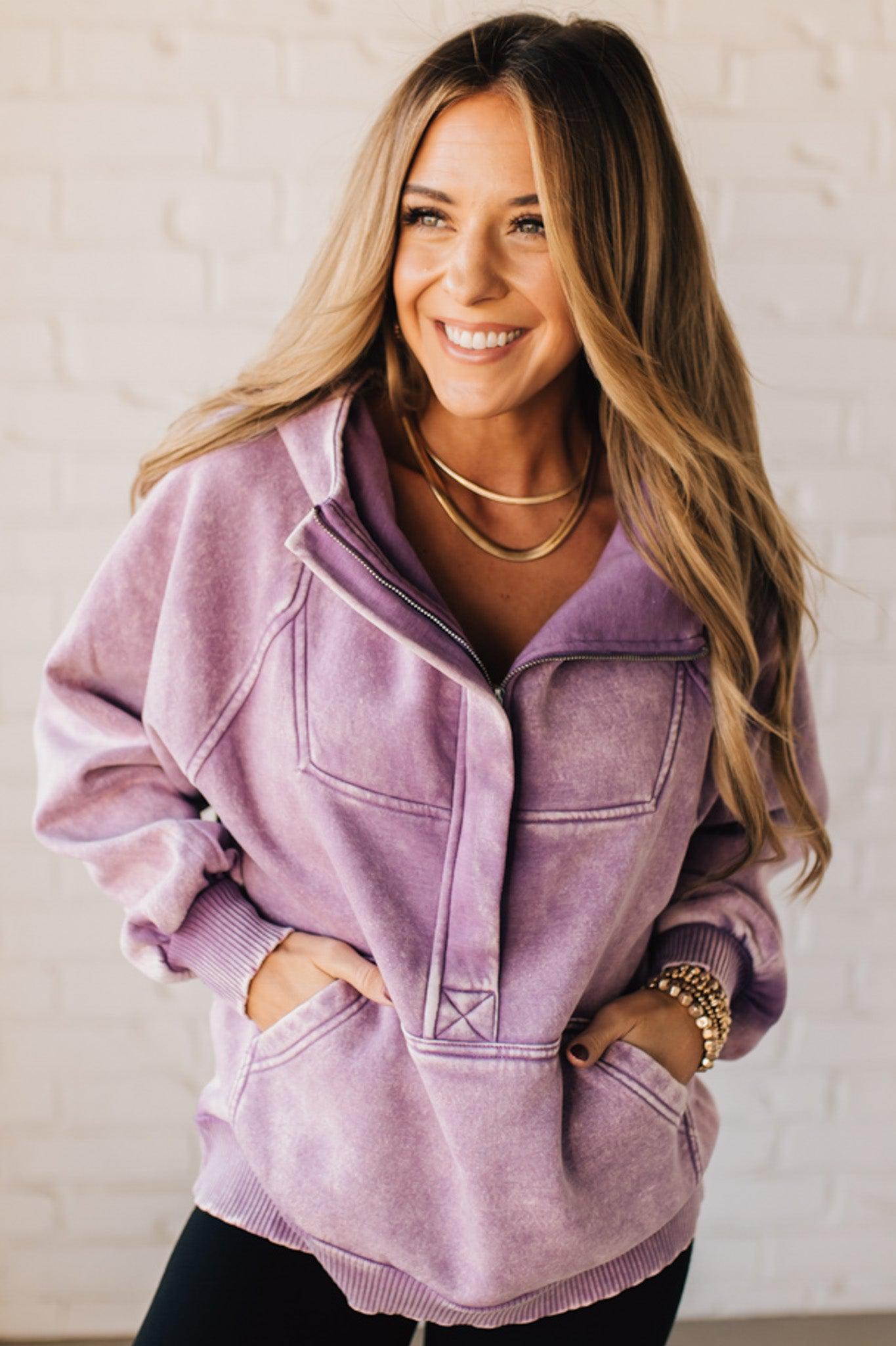 BLONDE WOMAN WEARING A SOLID COLOR ACID WASH FLEECE OVERSIZED 1/4 ZIP KANGAROO POCKET HOODIE.
