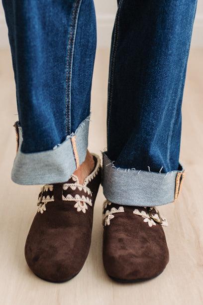 Texture, with a twist. The Coco features a woven tweed upper with a statement buckle detail, set in an easy mule silhouette. Crafted from atelier-selected materials and finished with our signature DreamCloud cushioned sole, it's a cozy statement that still feels elevated.