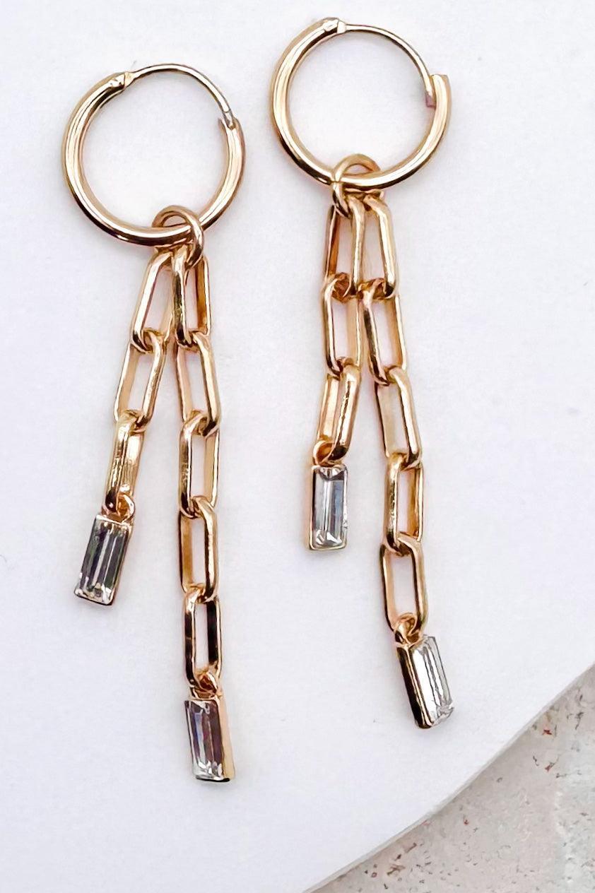 Paperclip Chain Dangle Design: Features double-strand paperclip link chains dangling in asymmetrical lengths for fluid movement.