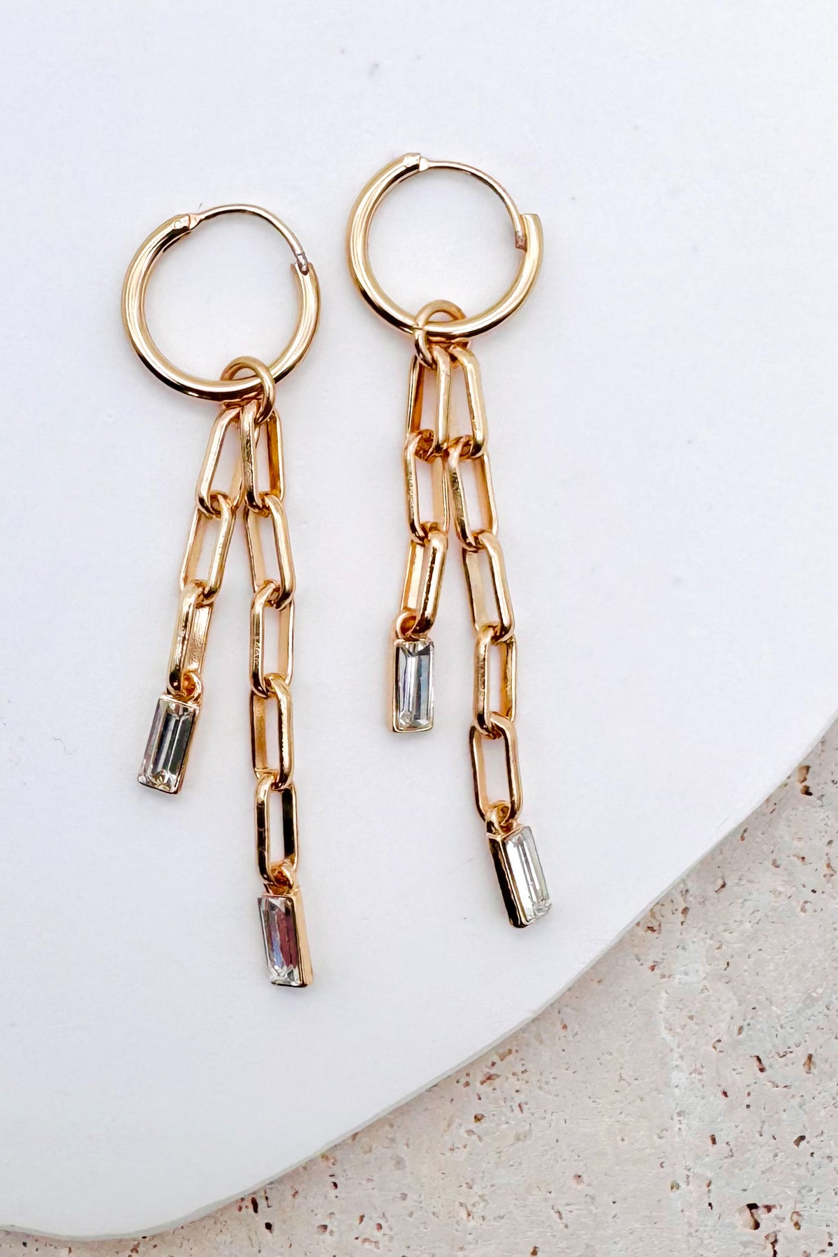 Paperclip Chain Dangle Design: Features double-strand paperclip link chains dangling in asymmetrical lengths for fluid movement.